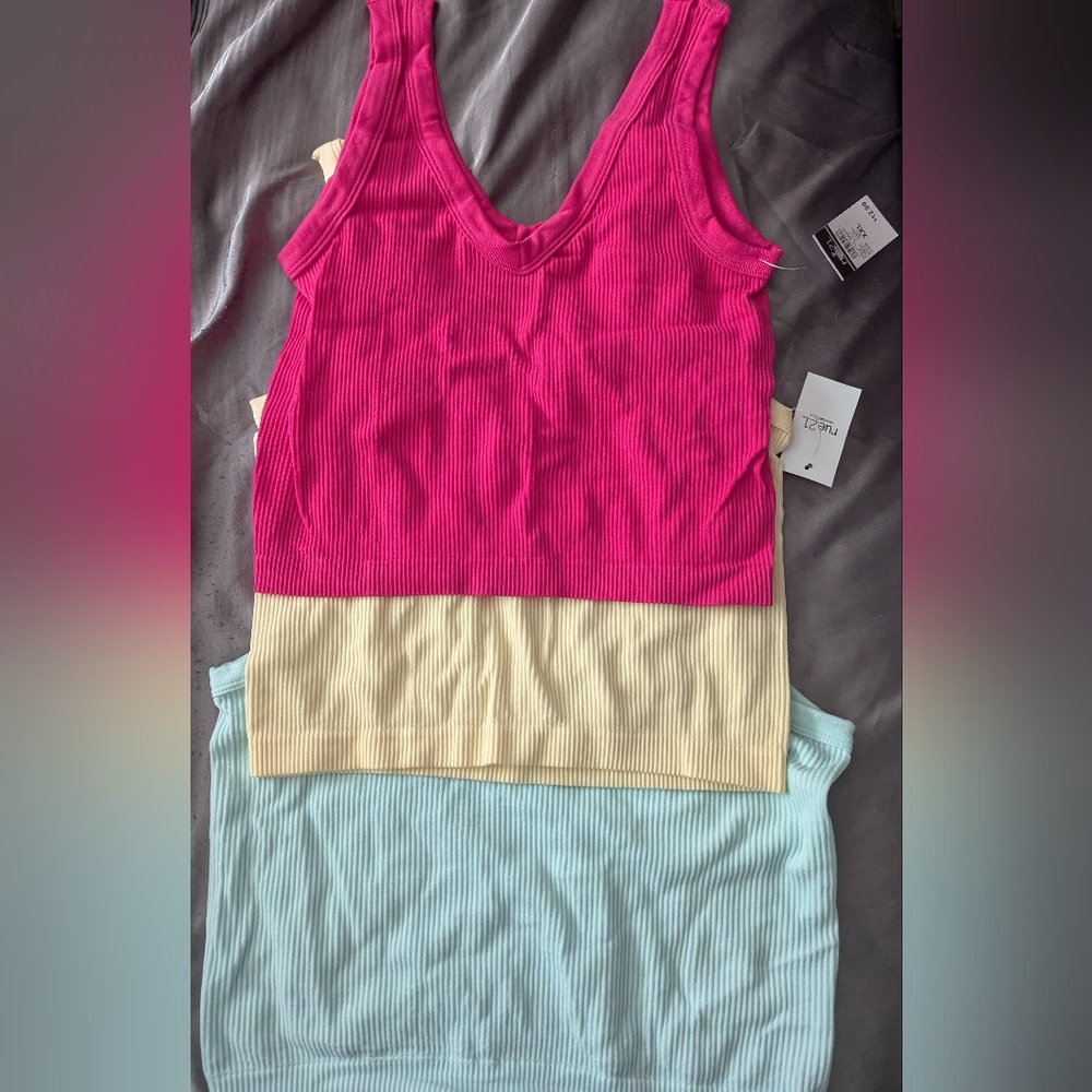 Rue21 Cropped V Neck Ribbed Tank Top